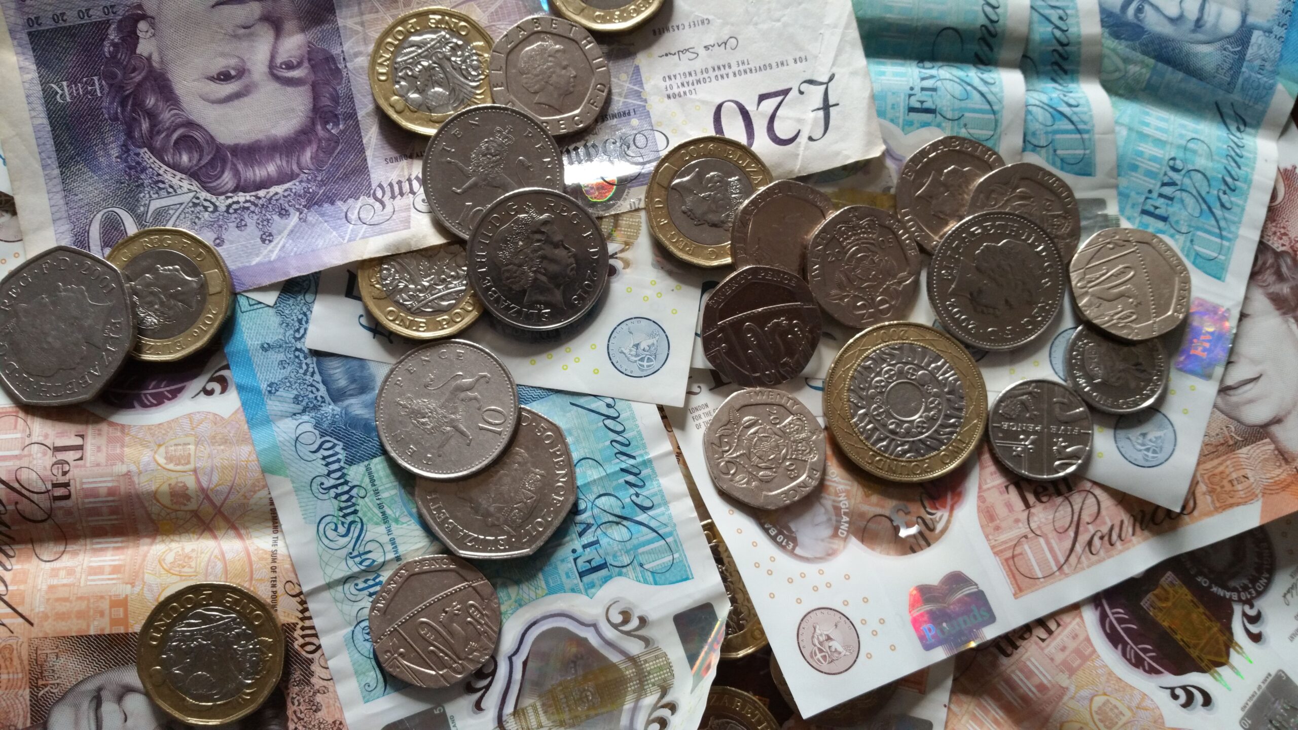 British coins and banknotes, representing the Cash ISA limit 2027 changes