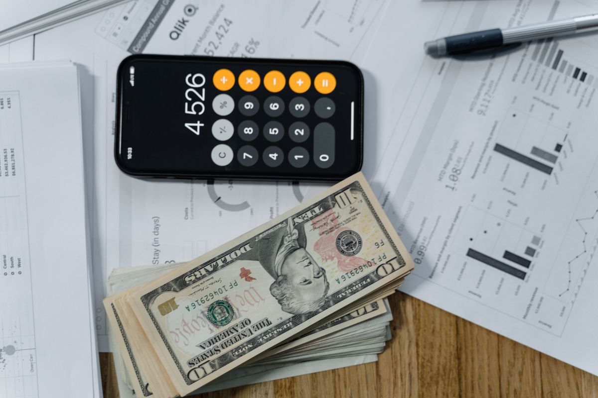 Financial calculators for budgeting and saving in the UK